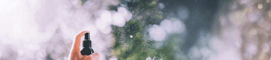 Spray anti-moustique à base de pralléthrine, utilisé pour une protection efficace contre les insectes.