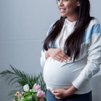 Femme enceinte, illustrant les précautions d'utilisation des produits à base de pralléthrine.