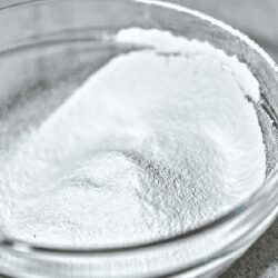 Bol de bicarbonate de soude, un répulsif naturel contre les taupes à saupoudrer dans les galeries.