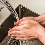 Lavage des mains à l'eau et au savon suite à une surexposition  à la perméthrine. Précautions d'emploi insecticides.